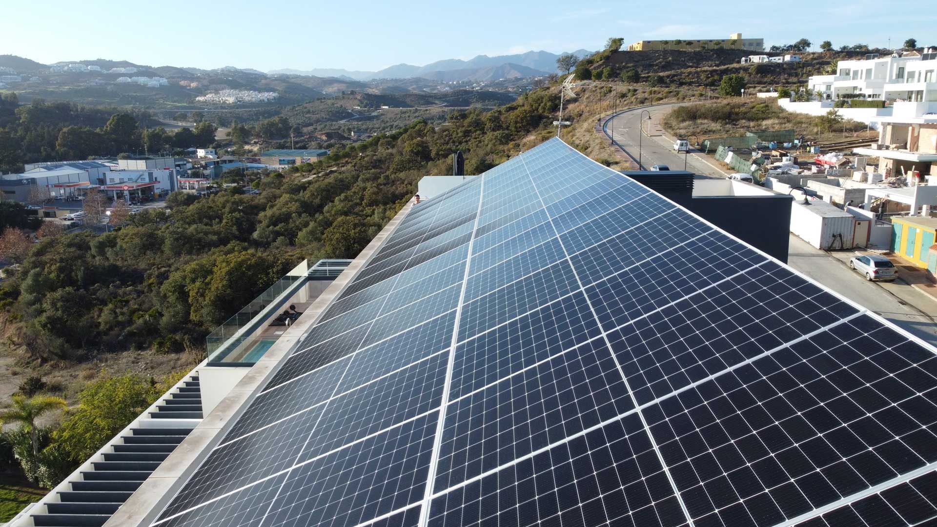 Instalación de placas solares de Caraila 21 en una vivienda de Marbella
