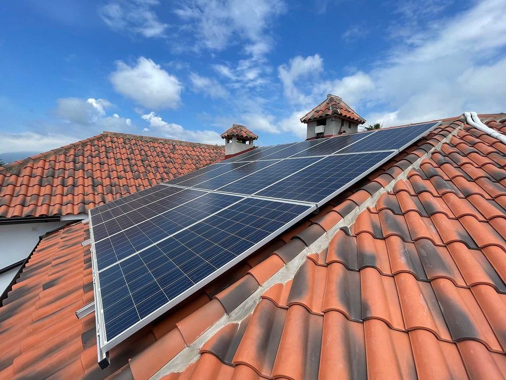 Placas solares sobre tejado de teja