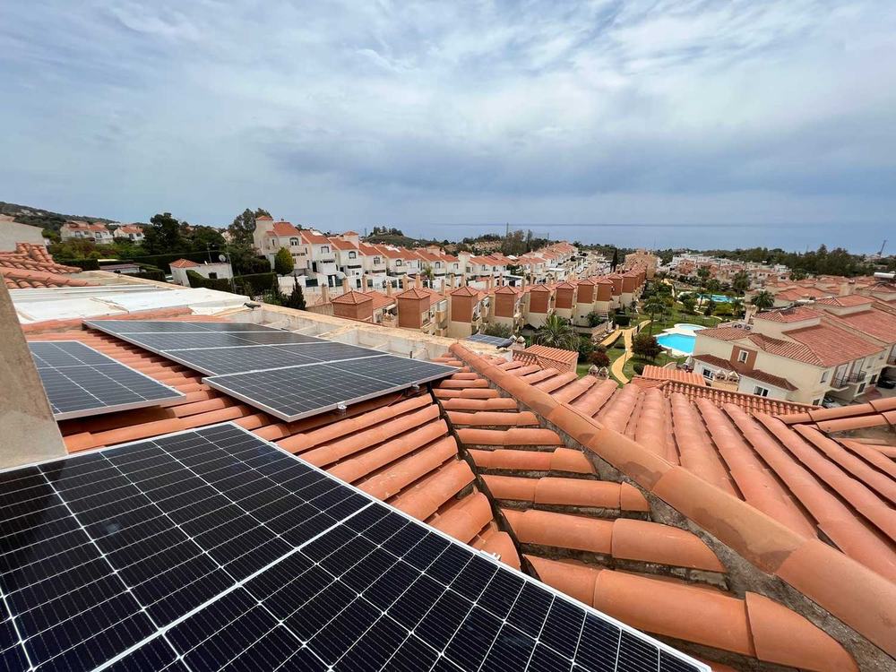 Placas solares en vivienda con vistas al mar