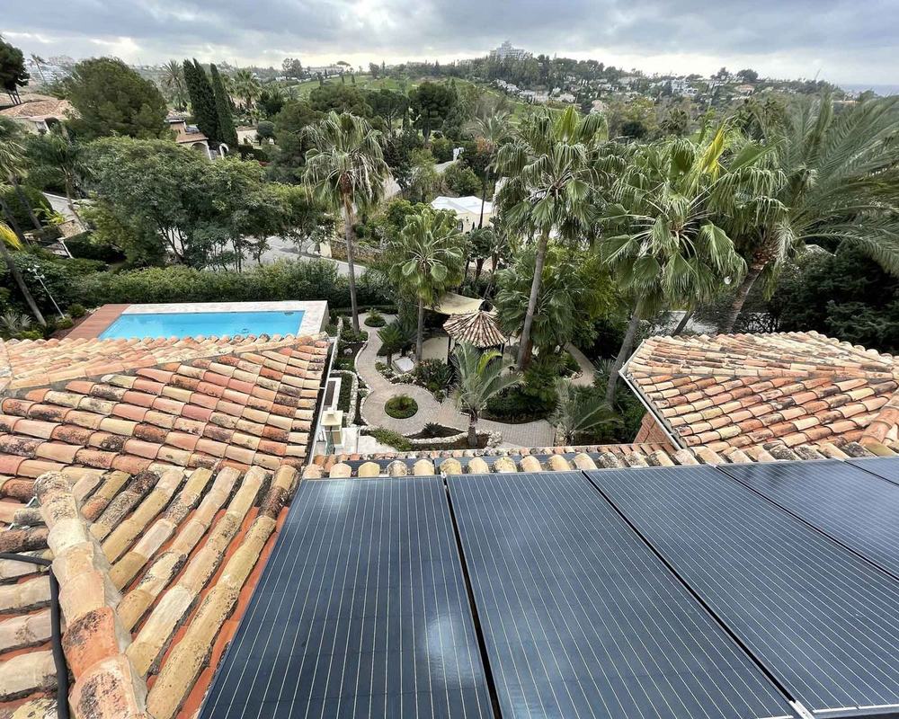 Placas solares en villa con jardín y piscina